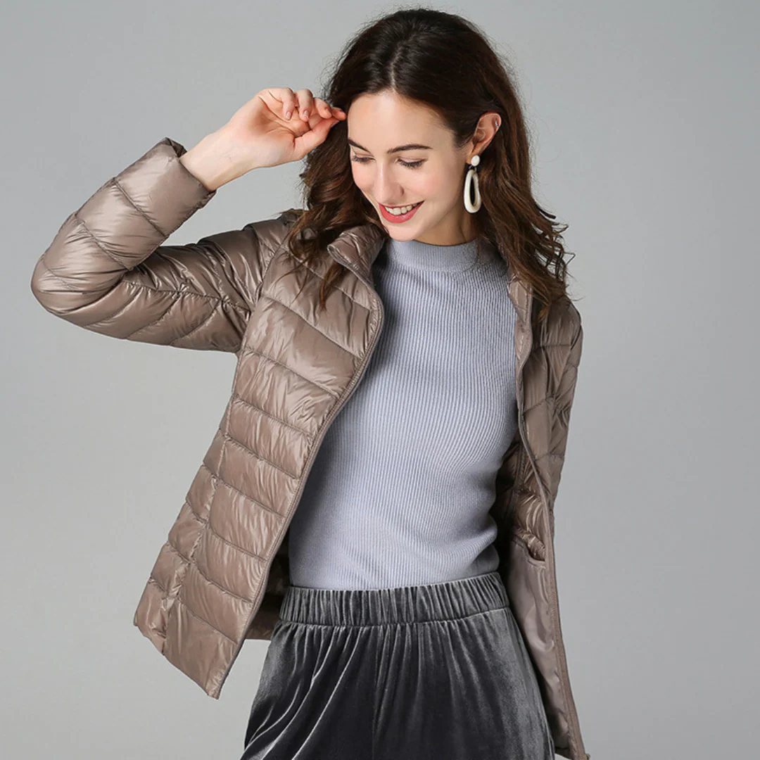 Myra™ | Chaqueta de plumas ultra ligera con sofisticados pliegues