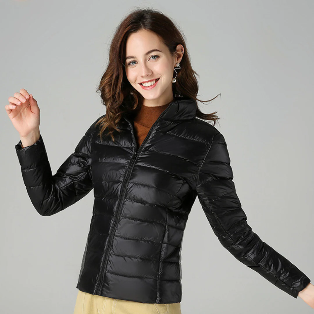 Myra™ | Chaqueta de plumas ultra ligera con sofisticados pliegues