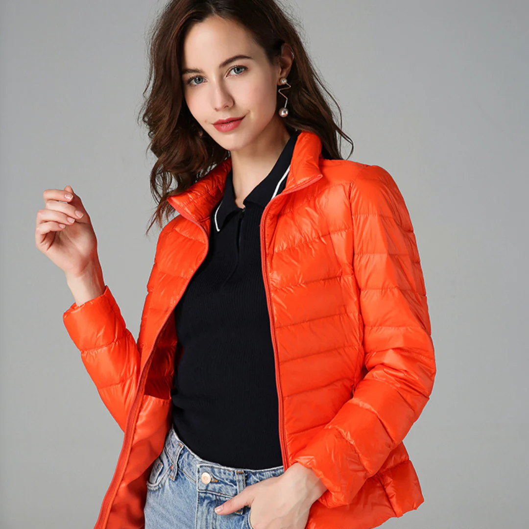 Myra™ | Chaqueta de plumas ultra ligera con sofisticados pliegues